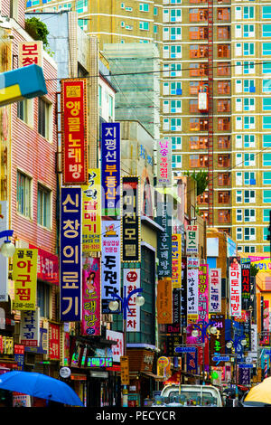 I segni nella zona dello shopping con parole in lingua coreana Busan Pusan Corea del Sud Asia Foto Stock