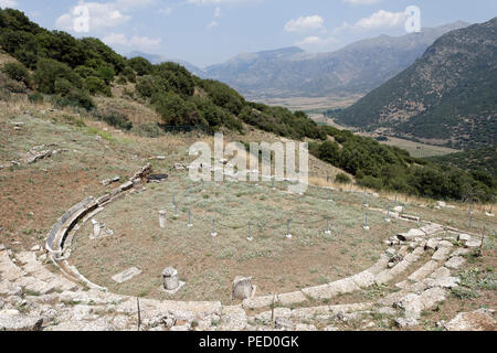L'antico teatro greco ad una altitudine di 800 metri che offre una vista spettacolare sulla valle di Kandila. Orchomenos, Peloponneso e Grecia. Fondata Foto Stock