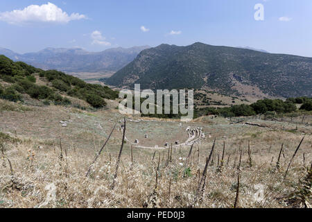 L'antico teatro greco ad una altitudine di 800 metri che offre una vista spettacolare sulla valle di Kandila. Orchomenos, Peloponneso e Grecia. Fondata Foto Stock