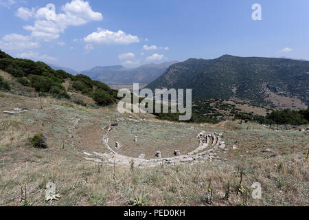 L'antico teatro greco ad una altitudine di 800 metri che offre una vista spettacolare sulla valle di Kandila. Orchomenos, Peloponneso e Grecia. Fondata Foto Stock