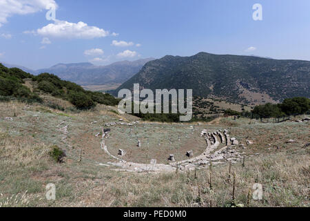 L'antico teatro greco ad una altitudine di 800 metri che offre una vista spettacolare sulla valle di Kandila. Orchomenos, Peloponneso e Grecia. Fondata Foto Stock