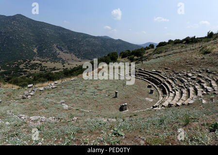 L'antico teatro greco di Orchomenos, Arcadia, Peloponneso centrale, Grecia. Fondata sul versante dell' Acropoli di altitudine di 800 metri, il TH Foto Stock