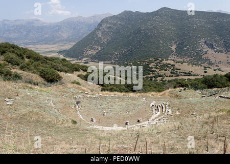 L'antico teatro greco ad una altitudine di 800 metri che offre una vista spettacolare sulla valle di Kandila. Orchomenos, Peloponneso e Grecia. Fondata Foto Stock
