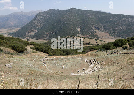 L'antico teatro greco ad una altitudine di 800 metri che offre una vista spettacolare sulla valle di Kandila. Orchomenos, Peloponneso e Grecia. Fondata Foto Stock