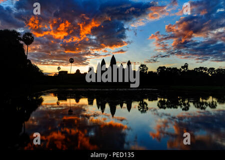 Incredibile tramonto su Angkor Wat, Siem Reap, Cambogia Foto Stock