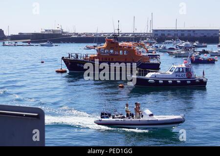 Scialuppa di salvataggio spirito di Guernsey ormeggiato al Porto di Guernsey Foto Stock