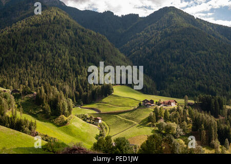 Le aspre catene montuose delle Dolomiti italiane Foto Stock