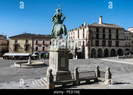 Trujillo, Spagna - Luglio 14, 2018: la statua equestre del conquistador Francisco Pizarro, lavoro di scultore americano Charles Cary Rumsey, Locat Foto Stock