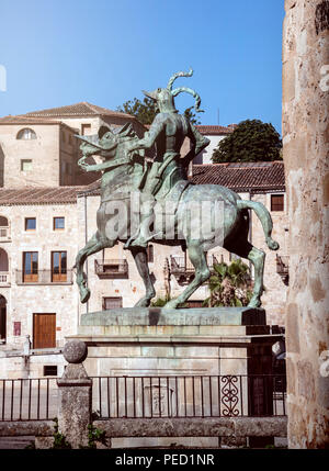 Trujillo, Spagna - Luglio 14, 2018: la statua equestre del conquistador Francisco Pizarro, lavoro di scultore americano Charles Cary Rumsey, Locat Foto Stock