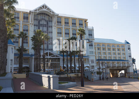 Viste di facciata e colpi angolati di Table Bay Hotel indietro o ingresso posteriore che si affaccia sul porto di lavoro del porto di Città del Capo Foto Stock