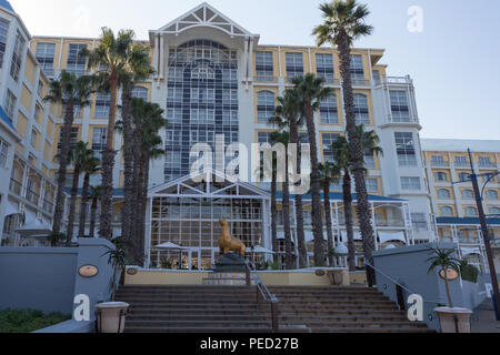 Viste di facciata e colpi angolati di Table Bay Hotel indietro o ingresso posteriore che si affaccia sul porto di lavoro del porto di Città del Capo Foto Stock