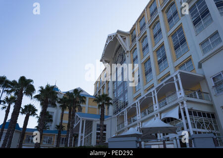 Viste di facciata e colpi angolati di Table Bay Hotel indietro o ingresso posteriore che si affaccia sul porto di lavoro del porto di Città del Capo Foto Stock