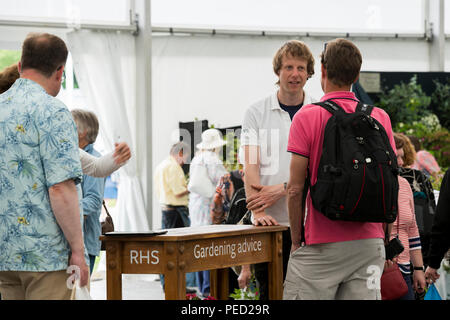 Persone che parlano, di porre domande e di consulenza di esperti di giardinaggio e ricevere gratuitamente Help & Advice - RHS Chatsworth Flower Show, Derbyshire, Inghilterra, Regno Unito. Foto Stock