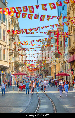 Istanbul, Turchia - 17 Luglio 2018: la gente a piedi nella zona pedonale Istiklal Street in Istanbul Foto Stock