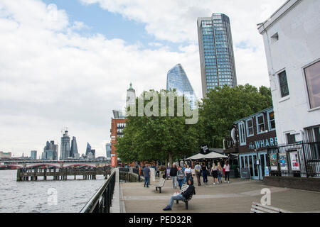 I negozi e le piccole imprese a Gabriel's Wharf, Southbank, massa superiore, Lambeth, London, SE1, Regno Unito Foto Stock