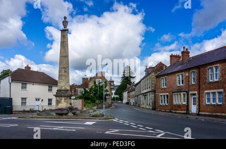 L'obelisco in corrispondenza della giunzione di Vicarage e strade di argento in Warminster, Wiltshire, Regno Unito prese il 14 agosto 2018 Foto Stock