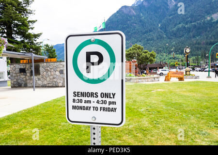 'Seniors soltanto " segno di parcheggio in un parcheggio nella città di speranza, British Columbia, Canada Foto Stock