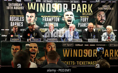 Tyson Fury (seconda a sinistra), il Trainer Ben Davidson (sinistra) e promotor Frank Warren (terza a sinistra) al fianco di Francesco Pianeta (seconda a destra) e commentatore John Rawling (centro destra) durante la conferenza stampa al Europa Hotel, Belfast. Foto Stock