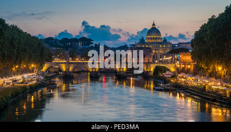 Panorama di Roma in una serata estiva, come visto da Umberto I bridge, con la Basilica di San Pietro sullo sfondo. Foto Stock