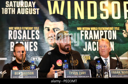 Tyson Fury (centro) al fianco di Trainer Ben Davison (sinistra) e promotore Frank Warren (a destra) durante la conferenza stampa al Europa Hotel, Belfast. Stampa foto di associazione. Picture Data: martedì 14 agosto, 2018. Vedere PA storia il pugilato Belfast. Foto di credito dovrebbe leggere: Niall Carson/PA FILO Foto Stock