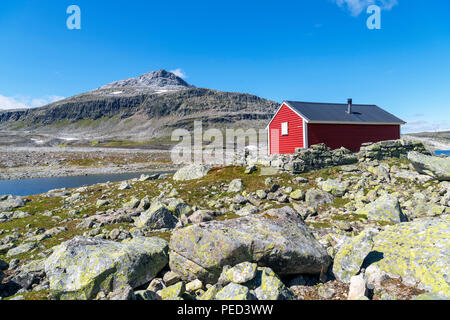 Capanna a distanza dal lato di alta altitudine Aurlandsfjellet road (Fylkesvei 243) tra Aurland e Laerdalsøyri, Sogn og Fjordane, Norvegia Foto Stock