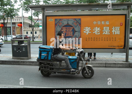 Fermata bus annunci in Cina che promuove il cinese tradizionale - prendersi cura dei vostri anziani Foto Stock