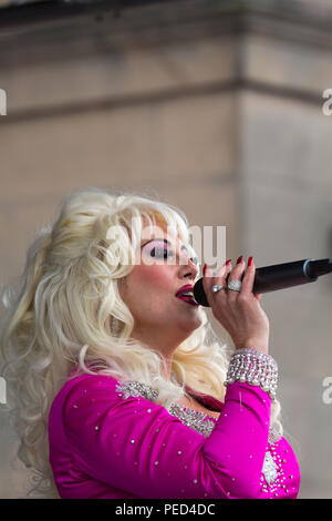 Dolly Parton tributo atto di eseguire sul palco del 2018 Chester orgoglio. Foto Stock