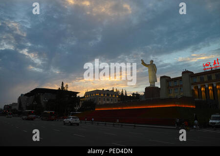 Mao Zedong della statua in Piazza Tianfu, Chengdu Sichuan, in Cina. Mao è considerato come il più grande leader di tutti i tempi in Cina Foto Stock