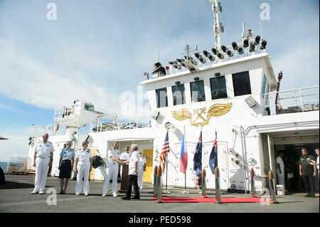 Mare SIBUYAN (Agosto 1, 2015) Capt. Chris Engdahl, comandante della missione di partenariato Pacifico 2015, accoglie Victor A. Tanco, governatore della provincia di Capiz, la nave ospedale USNS misericordia (T-AH 19) durante il partenariato del Pacifico 2015. La misericordia è attualmente nelle Filippine per la sua terza missione porto di PP15. Pacific Partnership è nella sua decima iterazione ed è il più grande annuale multilaterale di assistenza umanitaria e di soccorso in caso di catastrofe preparazione missione condotta nel Indo-Asia-regione del Pacifico. Mentre la formazione per le condizioni di crisi, Pacific Partnership missioni in data hanno fornito il mondo reale med Foto Stock