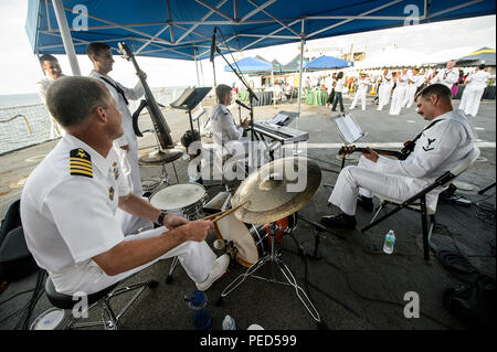 Mare SIBUYAN (Agosto 1, 2015) Capt. Chris Engdahl, comandante della missione di partenariato Pacifico 2015, riproduce i tamburi con la flotta del Pacifico Band sulla nave ospedale USNS misericordia (T-AH 19) durante un ricevimento come parte del partenariato Pacifico 2015. La misericordia è attualmente nelle Filippine per la sua terza missione porto di PP15. Pacific Partnership è nella sua decima iterazione ed è il più grande annuale multilaterale di assistenza umanitaria e di soccorso in caso di catastrofe preparazione missione condotta nel Indo-Asia-regione del Pacifico. Mentre la formazione per le condizioni di crisi, Pacific Partnership missioni in data hanno fornito real wor Foto Stock