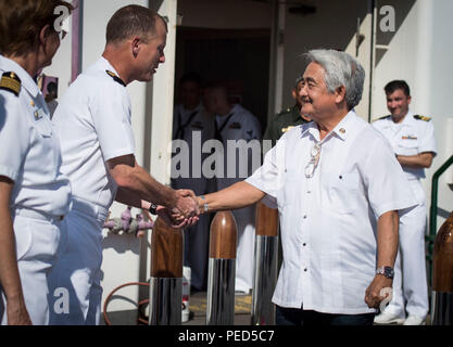 Mare Sibuyan, Filippine (1 agosto 2015) l'onorevole Victor A. Tanco Suor, provincia di Capiz governatore(a destra) è accolto da Capt. Chris Engdahl (sinistra), Pacific Partnership mission comandante a bordo della nave ospedale USNS misericordia (T-AH 19) durante il partenariato del Pacifico 2015. Un ricevimento di chiusura si è svolta sulla misericordia di ringraziare il popolo di Roxas City per la loro ospitalità durante il PP15. La misericordia è in attualmente nelle Filippine nella sua terza missione porto di PP15. Pacific Partnership è alla sua decima iterazione ed è il più grande annuale multilaterale di assistenza umanitaria e di soccorso in caso di catastrofe preparare Foto Stock