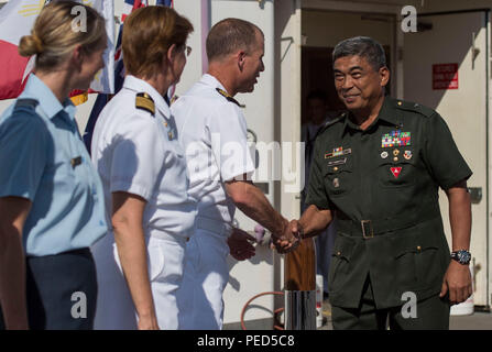 Mare Sibuyan, Filippine (1 agosto 2015) l'onorevole Victor A. Tanco Suor, provincia di Capiz governatore(a destra) è accolto da Capt. Chris Engdahl (sinistra), Pacific Partnership mission comandante a bordo della nave ospedale USNS misericordia (T-AH 19) durante il partenariato del Pacifico 2015. Un ricevimento di chiusura si è svolta sulla misericordia di ringraziare il popolo di Roxas City per la loro ospitalità durante il PP15. La misericordia è in attualmente nelle Filippine nella sua terza missione porto di PP15. Pacific Partnership è alla sua decima iterazione ed è il più grande annuale multilaterale di assistenza umanitaria e di soccorso in caso di catastrofe preparare Foto Stock