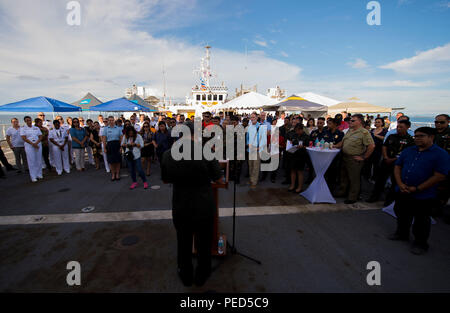 Mare Sibuyan, Filippine (1 agosto 2015) l'onorevole Victor A. Tanco Suor, provincia di Capiz governatore(a destra) è accolto da Capt. Chris Engdahl (sinistra), Pacific Partnership mission comandante a bordo della nave ospedale USNS misericordia (T-AH 19) durante il partenariato del Pacifico 2015. Un ricevimento di chiusura si è svolta sulla misericordia di ringraziare il popolo di Roxas City per la loro ospitalità durante il PP15. La misericordia è in attualmente nelle Filippine nella sua terza missione porto di PP15. Pacific Partnership è alla sua decima iterazione ed è il più grande annuale multilaterale di assistenza umanitaria e di soccorso in caso di catastrofe preparare Foto Stock