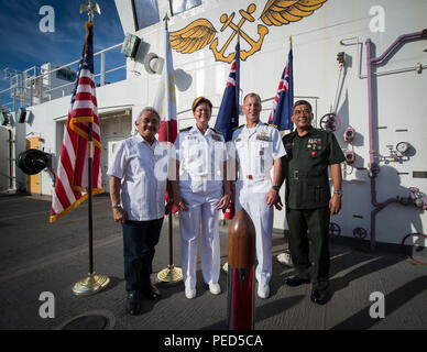 Mare Sibuyan, Filippine (1 agosto 2015) l'onorevole Victor A. Tanco Suor, provincia di Capiz governatore(a destra) è accolto da Capt. Chris Engdahl (sinistra), Pacific Partnership mission comandante a bordo della nave ospedale USNS misericordia (T-AH 19) durante il partenariato del Pacifico 2015. Un ricevimento di chiusura si è svolta sulla misericordia di ringraziare il popolo di Roxas City per la loro ospitalità durante il PP15. La misericordia è in attualmente nelle Filippine nella sua terza missione porto di PP15. Pacific Partnership è alla sua decima iterazione ed è il più grande annuale multilaterale di assistenza umanitaria e di soccorso in caso di catastrofe preparare Foto Stock