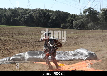 Un U.S. Paracadutista esercito terre sulla 'X' sulla zona della goccia durante Leapfest 2015 nella zona ovest di Kingston, R.I., e il Agosto 1, 2015. Leapfest è un paracadute internazionale competizione ospitata dalla 56th squadrone comando, Rhode Island la Guardia Nazionale per promuovere tecniche di alto livello e formazione esprit de corps entro il International Airborne comunità. (U.S. Esercito Foto di Spc. Giuseppe Cathey/rilasciato) Foto Stock