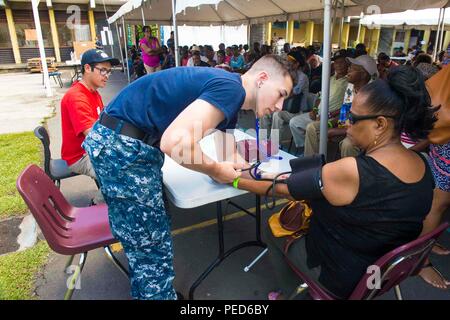 150801-N-YM856-107 ROSEAU, Dominica (1 agosto 2015) Hospitalman Cody Hammett, nativo di Gladstone, Virginia, assegnato a al Centro Medico Navale di Portsmouth, Va., prende la pressione sanguigna di un paziente a un sito medico istituito presso la Dominica Grammar School durante continuando promessa 2015. Continuando la promessa è un U.S. Comando sud-sponsorizzato e U.S. Forze Navali Comando meridionale/STATI UNITI 4a flotta-condotto di distribuzione condotta civile-militare comprendente le operazioni di aiuto umanitario assistenza civile, esperto in materia di scambi, medico, dentista, veterinario e il supporto tecnico e di risposta ai disastri t Foto Stock