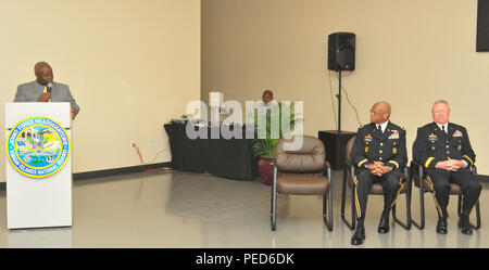 Gov. Kenneth E. Mapp, governatore delle Isole Vergini parla alla cerimonia di pensionamento per il Mag. Gen. Renaldo Rivera, ex aiutante generale del Virgin Islands National Guard, presso il Generale di Brigata Gerard L. James Suor forza comune sede a St. Croix, 1 agosto. Rivera è stato onorevolmente scaricata dopo 35 anni di lungo e fedele servizio per le Forze Armate. Seduto a Rivera della sinistra è gen. Frank J. erba, comandante generale della Guardia Nazionale Ufficio di presidenza. (US Army foto di Sgt. Juanita Philip) Foto Stock