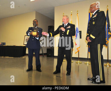 Gen. Frank J. erba, comandante generale della Guardia Nazionale Ufficio di presidenza presenta il Mag. Gen. Renaldo Rivera, l'aiutante generale del Virgin Islands National Guard con la Guardia Nazionale minuteman statua durante il suo pensionamento cerimonia presso il Generale di Brigata Gerard L. James Suor forza comune sede a St. Croix, 1 agosto. Rivera ha arruolato nell'esercito degli Stati Uniti nel 1968, dove ha servito in Vietnam. È stato nominato aiutante generale del Ving nel 2007. (US Army foto di Sgt. Juanita Philip) Foto Stock