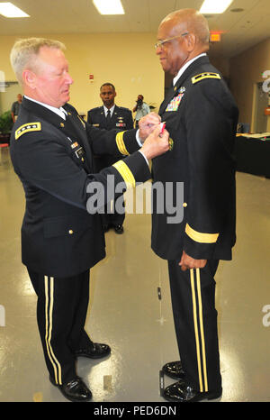 Gen. Frank J. erba, comandante generale della Guardia Nazionale Bureau, perni magg. Gen. Renaldo Rivera, l'aiutante generale del Virgin Islands National Guard con illustri medaglia di servizio durante la sua cerimonia di pensionamento, ago 1. Rivera è servita come dodicesimo aiutante generale delle Isole Vergini. (US Army foto di Sgt. Juanita Philip) Foto Stock