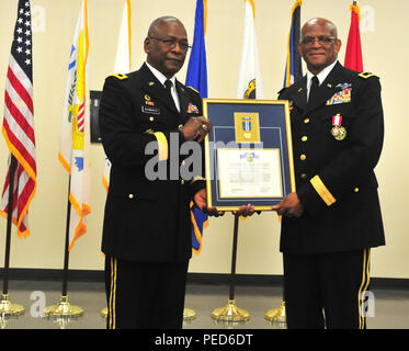 Il Mag. Gen. Errol Schwartz, comandante generale di Washington D.C., la Guardia Nazionale, presenta il Mag. Gen. Renaldo Rivera, l'aiutante generale del Virgin Islands National Guard con il Kentucky Distinguished Service Medal durante il suo pensionamento cerimonia presso il Generale di Brigata Gerard L. James Suor forza comune sede a St. Croix, 1 agosto. (US Army foto di Sgt. Juanita Philip) Foto Stock