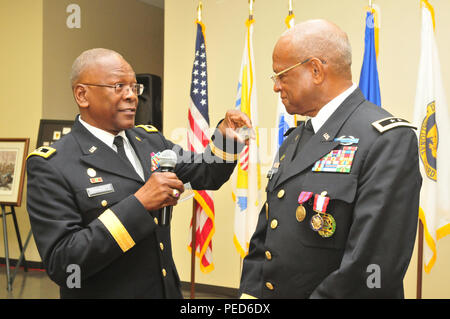 Il Mag. Gen. Errol Schwartz, comandante generale di Washington, D.C. La Guardia nazionale, presenta il Mag. Gen. Renaldo Rivera, l'aiutante generale del Virgin Islands National Guard con la sua sfida personale moneta durante Rivera il pensionamento di cerimonia presso il Generale di Brigata Gerard L. James Suor forza comune sede a St. Croix, 1 agosto. Rivera servito nelle forze armate per 35 anni. (US Army foto di Sgt. Juanita Philip) Foto Stock