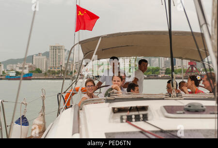 Crociera a vela a bordo di uno yacht di lusso nel porto di Sanya, Cina Foto Stock