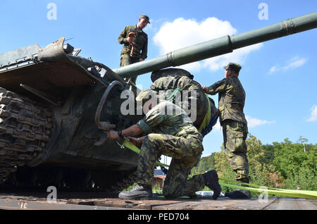 Soldati ceca del serbatoio 73Battaglione, 7° Brigata meccanizzata staccare una cinghia a cricchetto che era stato utilizzato per legare un T-72 battaglia principale serbatoio ad una vettura piatta durante la conduzione di operazioni del fungo della rotaia durante l'esercizio Allied Spirit II presso la stazione dei treni di Parsberg, Germania, 3 Agosto, 2015. Allied Spirit II è una multinazionale decisa azione ambiente formazione esercizio che coinvolge oltre 3.500 soldati provenienti da entrambi gli Stati Uniti, alleati e nazioni partner focalizzata sulla creazione di partenariati e di interoperabilità tra tutte le nazioni partecipanti e sottolineando la missione il comando, intelligence, supporto e Foto Stock