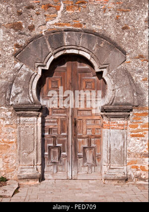 Porta di legno e entrata ad arco. Missione Espada San Antonio Missions National Park Foto Stock