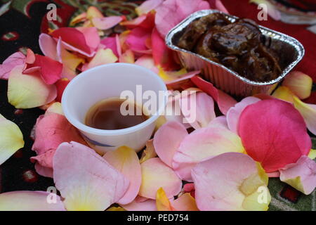 Caffè arabo con date nel coperchio di fiori Foto Stock