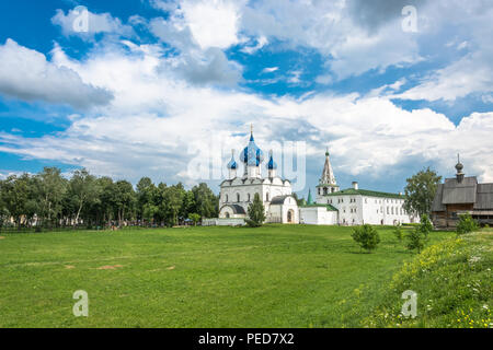 / Città di Suzdal e Vladimir regione, la Russia - 14.07.2018: pietra bianca cattedrale della Natività della Vergine 14.07.2018 a Suzdal e Vladimir regione, Russia Foto Stock