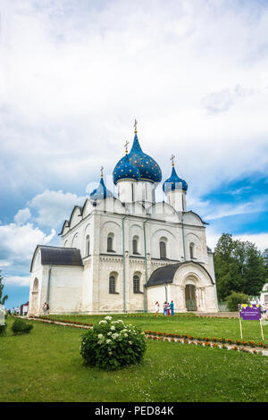 La città di Suzdal e Vladimir regione, la Russia - 14.07.2018: pietra bianca cattedrale della Natività della Vergine 14.07.2018 a Suzdal e Vladimir regione, la Russia. Foto Stock