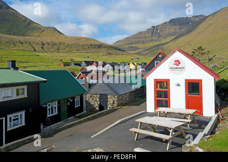 Vista del villaggio di Gjogv nelle isole Faerøer, Danimarca, Europa Foto Stock