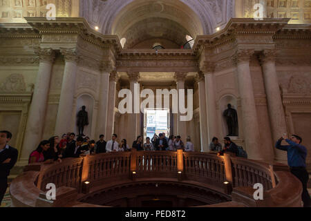 Pantheon Nazionale degli eroi e Oratorio della Vergine Nostra Signora Santa Maria di La Asuncion. Le persone sono considerate all'interno dell'edificio riabilitato Foto Stock