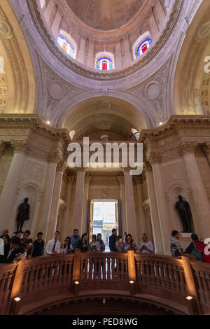 Pantheon Nazionale degli eroi e Oratorio della Vergine Nostra Signora Santa Maria di La Asuncion. Le persone sono considerate all'interno dell'edificio riabilitato Foto Stock